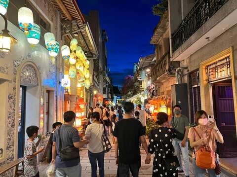 遊客漫遊神農街感受夜間街景