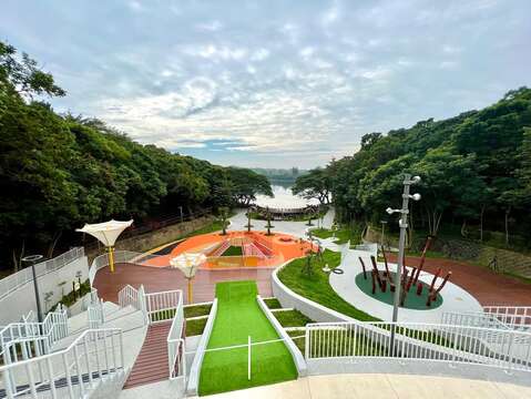 湖光山色，山凹地景