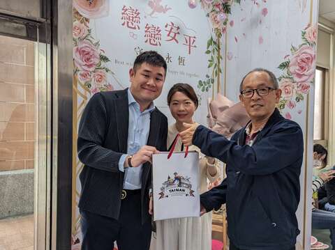 台南登記結婚贈送市長祝福禮新人合影