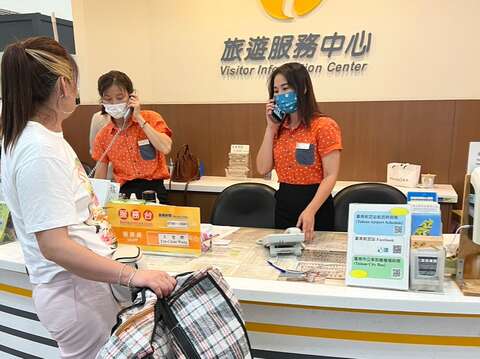 台南航空站旅遊服務中心旅服人員親切地為遊客聯絡搭車事宜