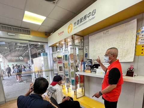 台南火車站旅遊服務中心旅服人員提供貼心服務