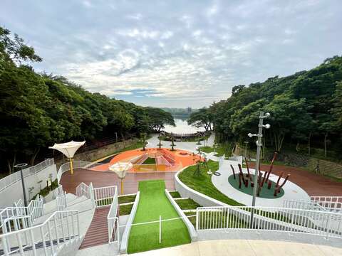 湖光山色，山凹地景