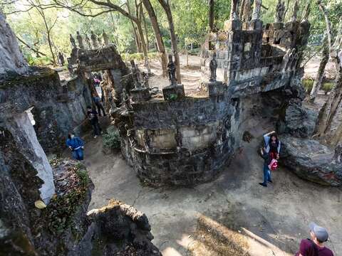 萬佛寺內的小普陀山禪修公園有奇岩異石、浮雕、石洞等斑駁古城景致