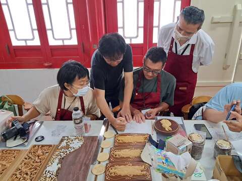 進文師及臺灣府城隍廟，共同辦理這場體驗遊程，邀請旅客扮演一日木雕修復師