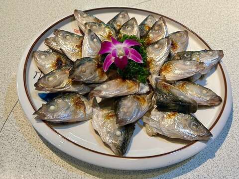 黑琵食堂使用沿海强风及高塩份产出的在地食材，烹饪起来的食物海味更加浓郁