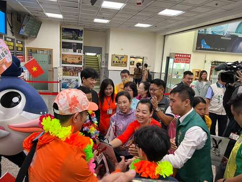 越南旅客收到市長所贈送的伴手禮