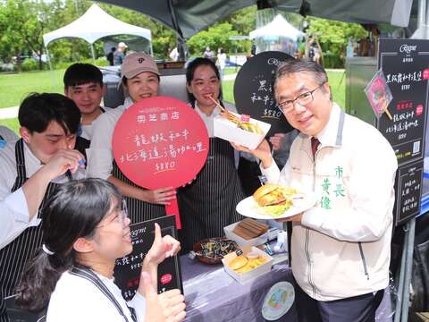 現場有在地漢堡職人和快閃餐車漢堡美食市集