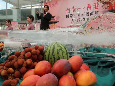 市长开心宣布直航香港班机开航