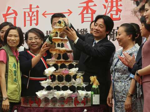 庆贺台南香港国际定期班机即将开航
