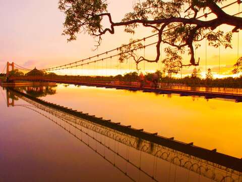 虎頭埤吊橋夕照美景