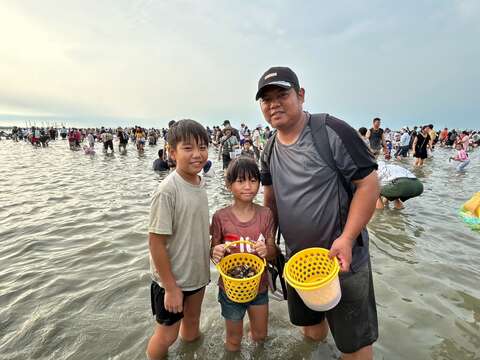 2023臺南七股海鮮節,現場超過三千人潟湖挖文蛤同歡樂