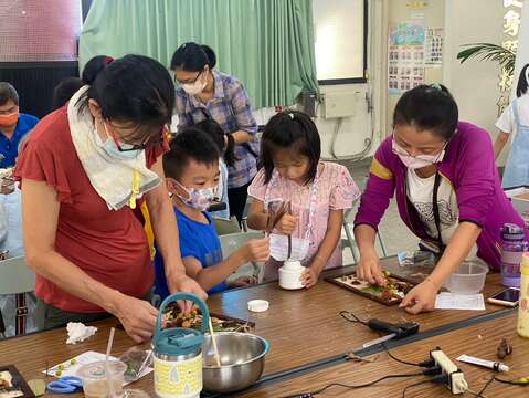 学员认真制作种子作品