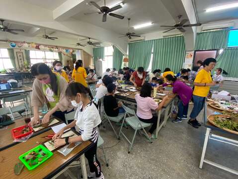 学员认真制作种子作品