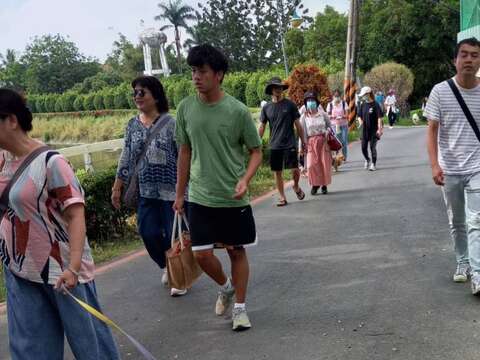 众人带了自己家毛小孩一起来到虎头埤风景区欣赏湖光山色