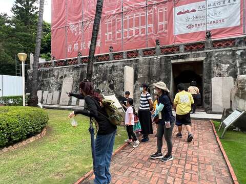 赤崁樓湧入許多家長帶小朋友來認識台灣歷史