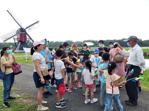 德元埤荷蘭村舉辦「風 觸動」風車節，吸引不少家長帶小朋友來參加