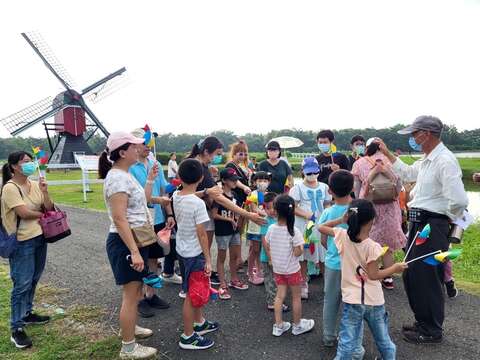 遊客全家手拿風車開心出遊