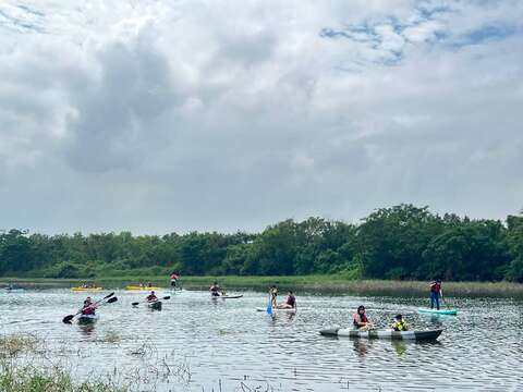 德元埤水域遊憩體驗活動讓民眾進行獨木舟體驗
