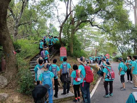 芬多精步道，沿路都是好走的階梯，走在林蔭之中非常舒適浪漫