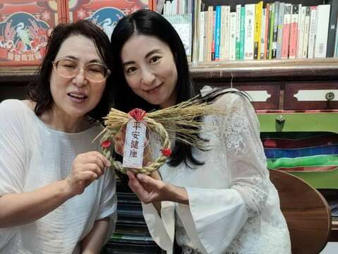 大久保麻梨子與媽媽在「後壁俗女村」體驗注連繩DIY