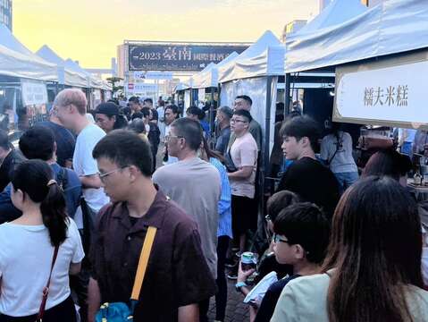 台南在地知名业者美食齐聚一堂吸引大批民众朝圣