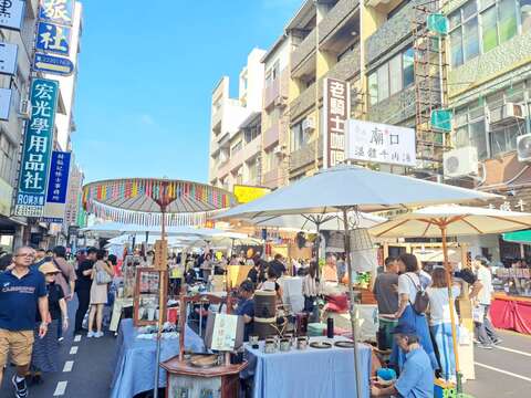 永福路上赤崁萬神節文創市集人潮滿滿