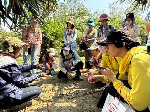 老師帶領學員至黃金海岸撿拾種子