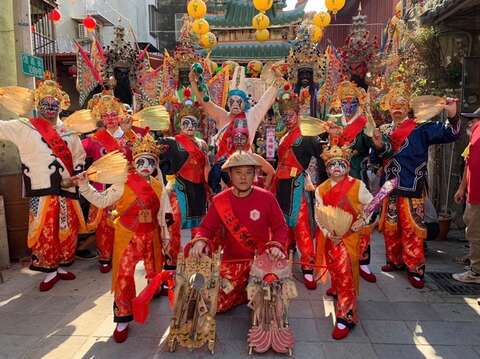 超过百年以上的老家将阵头，至今仍由小朋友扮演的文武二差，图片由「全台白龙庵如性慈敬堂」提供