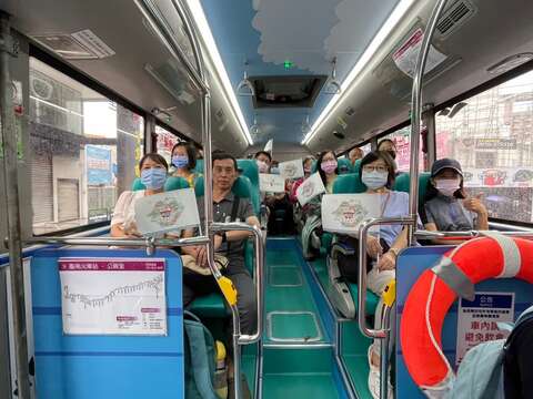 参与游程旅客们搭乘99安平台江线主题彩绘车