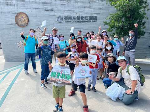 亲子家庭一起至台南左镇化石园区