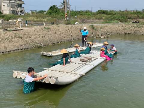 搭乘99安平台江線新住民朋友體驗漁夫捕魚生活