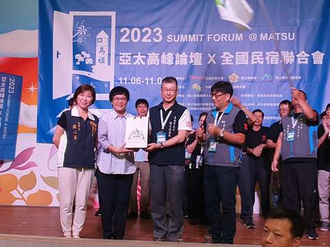台南市政府观旅局代表与连江县政府交旅局代表交换伴手礼