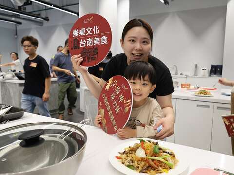 大小朋友跟着主厨的细心教学亲自完成美味料理