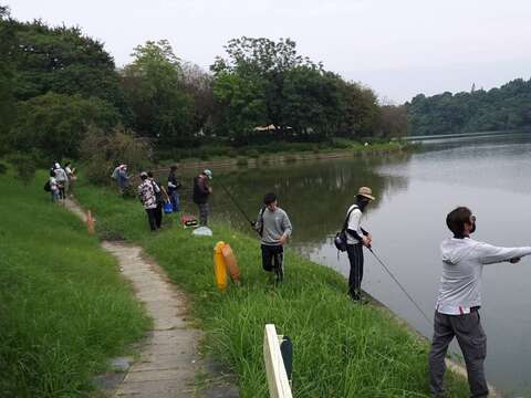 去年三月的釣魚比賽吸引上百人同場較勁