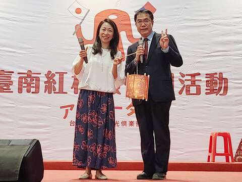 黃偉哲市長致贈一青妙親善大使台灣燈會與台南400小提燈