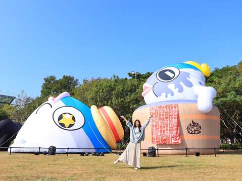 14米寬魚頭君橫躺於綠都心公園草皮