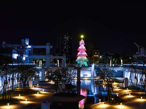 台南缤纷的圣诞主灯，营造圣诞佳节氛围