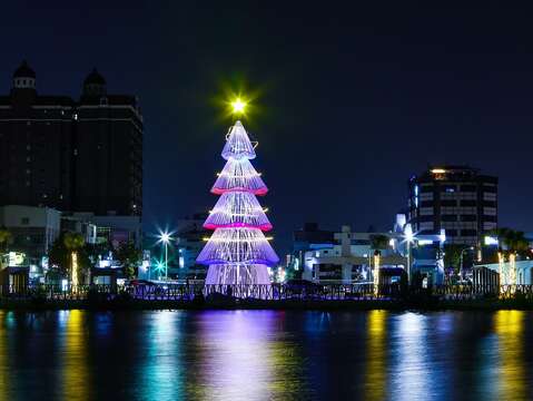 河乐广场西侧的运河边的耶诞树特色主灯