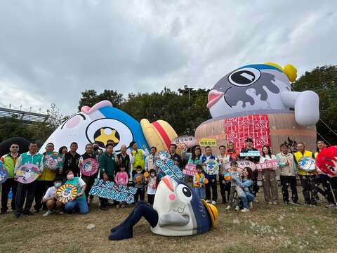 黄伟哲市长与市议员及现场贵宾与鱼头君大合照