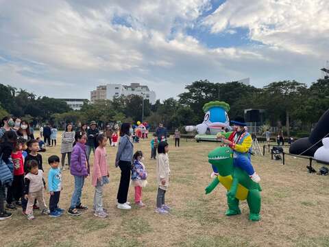 鱼头君的游乐场-假日有街头艺人演出