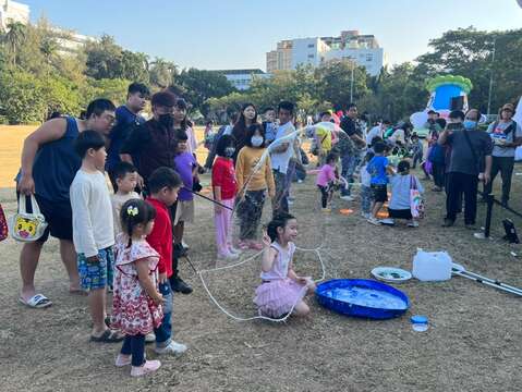 鱼头君的游乐场_假日街头艺人表演