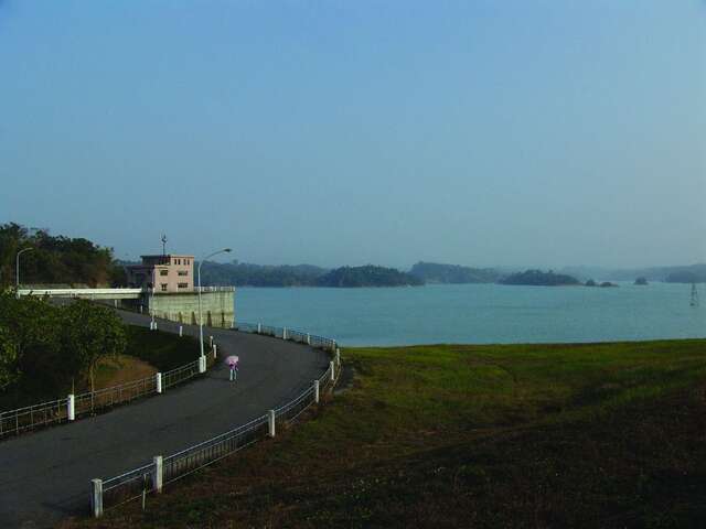 水库风景区天气晴朗时，梦幻湖景吸引许多民众前往运动散步