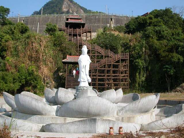 火山碧云寺正前下方为碧云公园，竖立一尊观音佛像