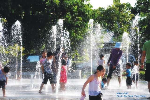 園區暑假時開放的戲水噴泉，小孩玩的不亦樂乎