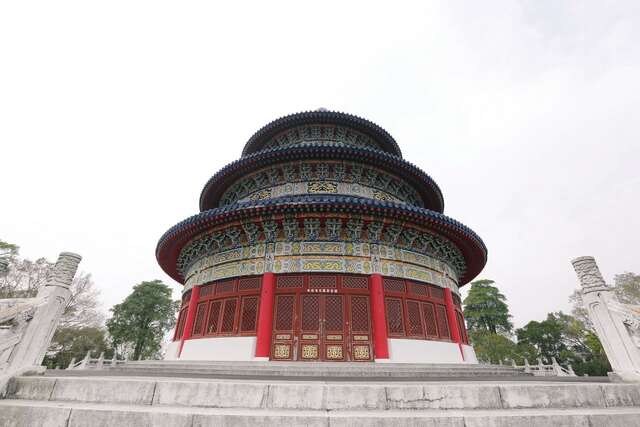 天坛造型庄严，古色古香，具有中国传统建筑之美