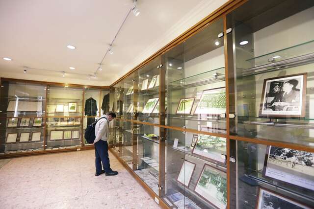 展示纪念馆纪录当时建造大坝的照片
