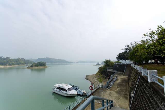 乌山头水库的水面乾净无暇，空气清新
