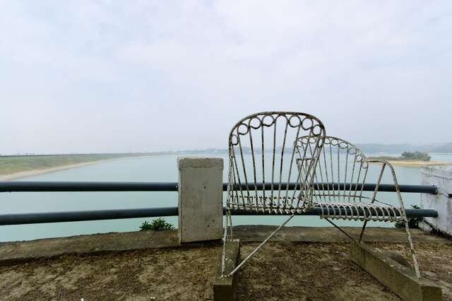 在观景台可俯瞰乌山头水库碧绿的湖水