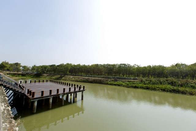 河堤木栈道