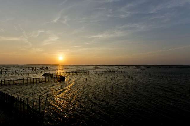 在七股觀海樓一覽夕陽美景